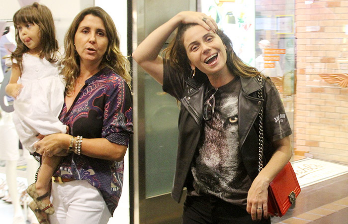 Giovanna Antonelli enche o marido de beijos em passeio no shopping