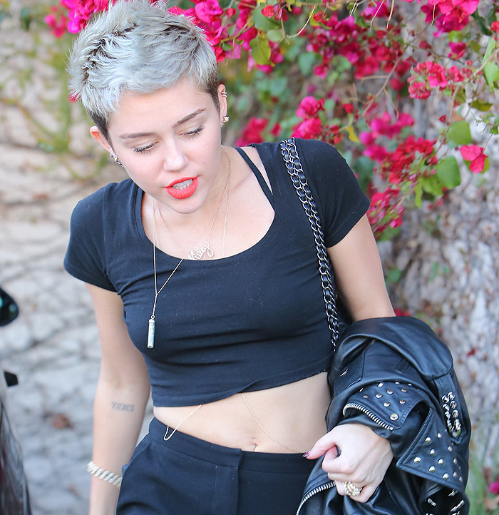 Miley Cyrus continua a usar anel de noivado, apesar de rumores de traição