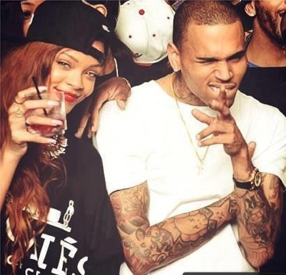 Rihanna e Chris Brown postam foto juntos na rede