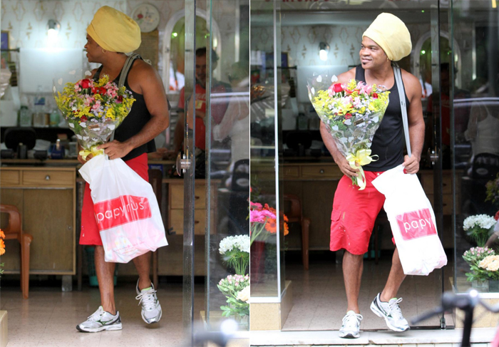 Vídeo! Carlinhos Brown compra buquê de flores no Rio