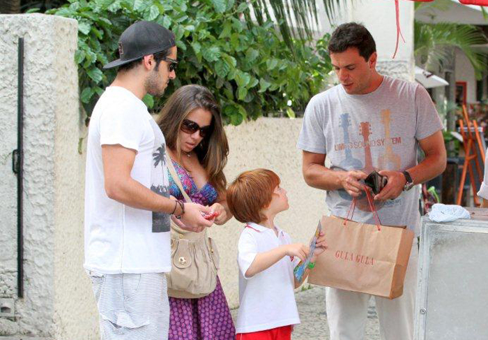 Rodrigo Lombardi almoça com a familia