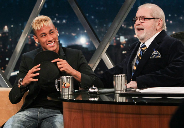 Jô Soares imita o look de Neymar em entrevista com o craque