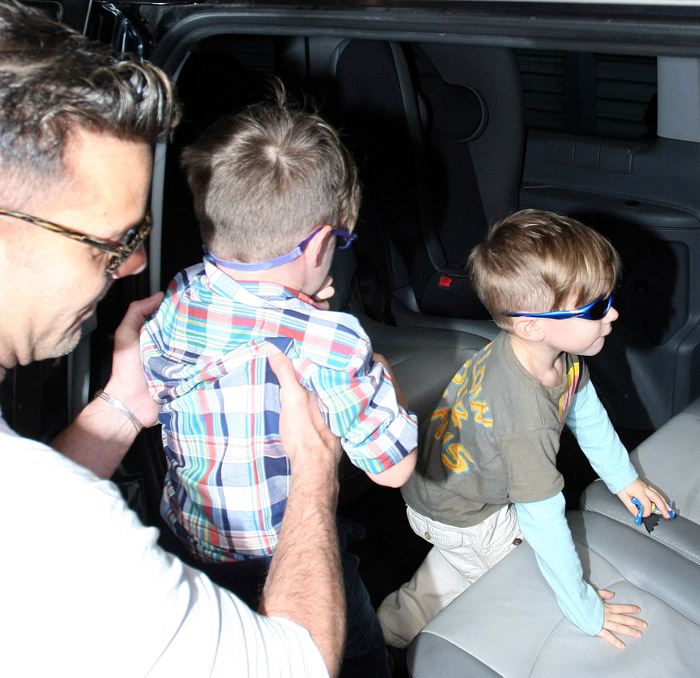 Ricky Martin chega à Australia com os filhos para participar do The Voice