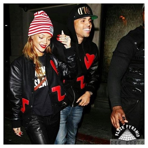 Com jaquetas iguais, Rihanna e Chris Brown posam juntinhos