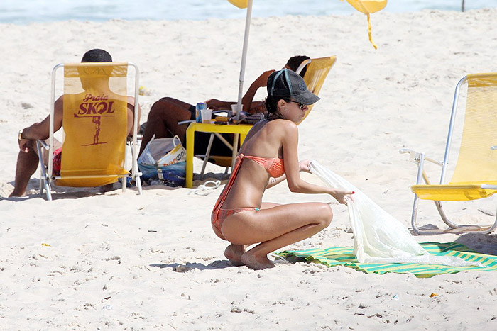Thaila Ayala curte o dia de sol na praia da Reserva
