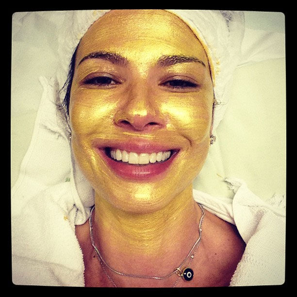 Luxo e riqueza! Luciana Gimenez usa máscara de ouro no rosto