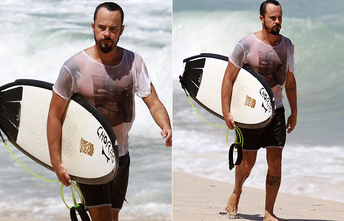 Paulo Vilhena homenageia Chorão em sua prancha de surfe