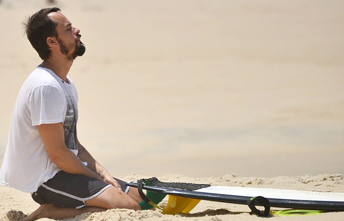 Paulo Vilhena homenageia Chorão em sua prancha de surfe