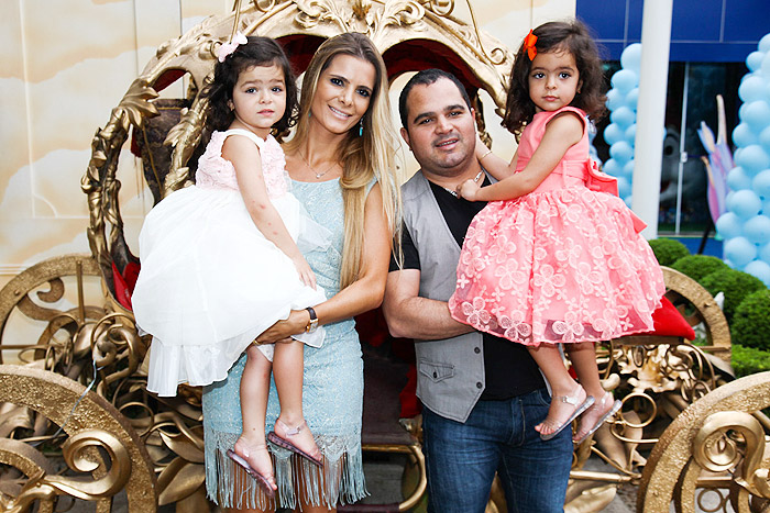 Luciano Camargo e Flávia festejam o aniversário das filhas gêmeas Helena e Isabela