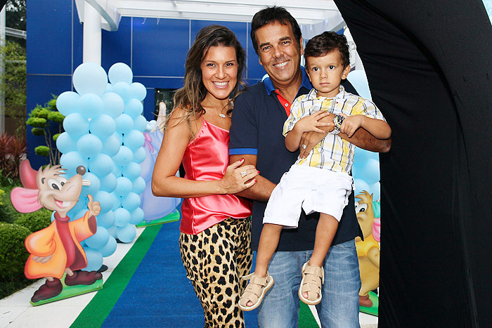 Marcos Camargo com a esposa e o filho