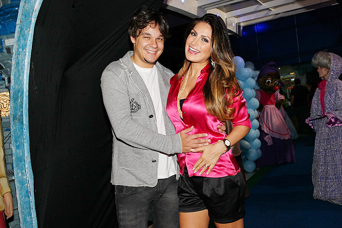 Leandro e Natália Guimarães, que está grávida de gêmeos