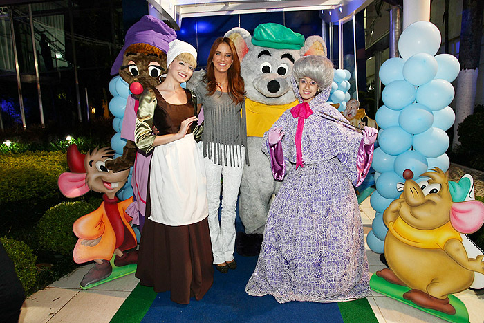 Ticiane com os personagens da festa de Helena e Isabela