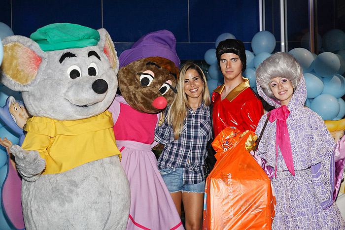 Wanessa com os personagens da festa das priminhas