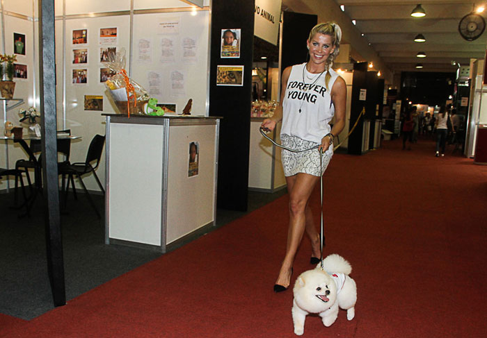 Karina Bacchi e seu cãozinho fofo brilham em evento pet