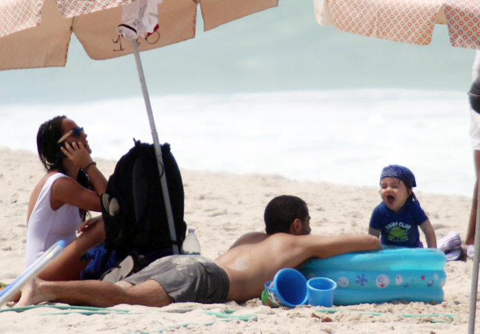 Ricardo Pereira se diverte na praia com o filho