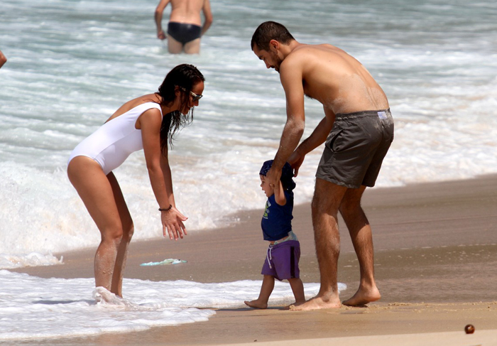 Ricardo Pereira se diverte na praia com o filho