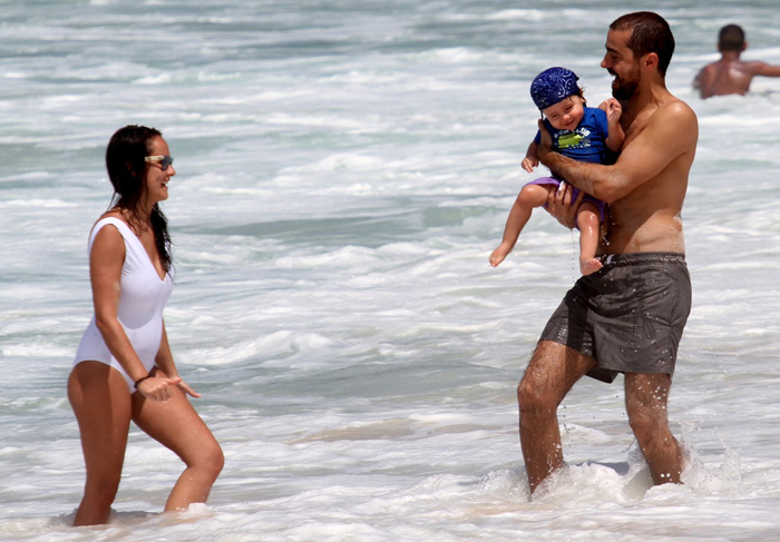 Ricardo Pereira se diverte na praia com o filho