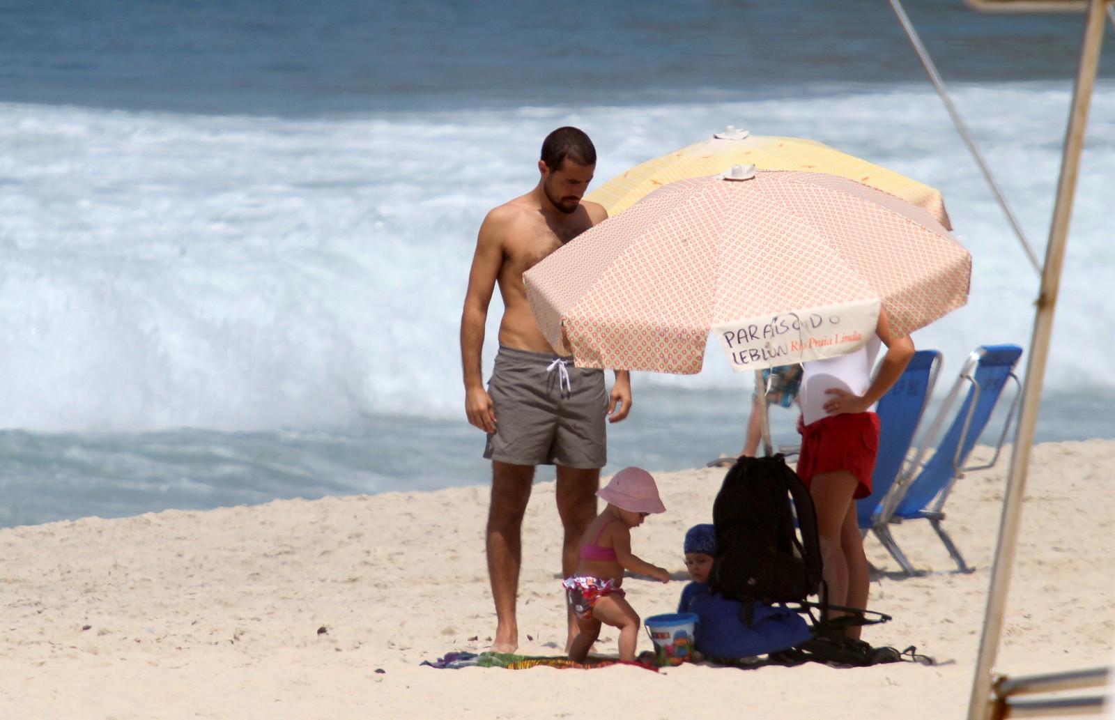 Ricardo Pereira se diverte na praia com o filho