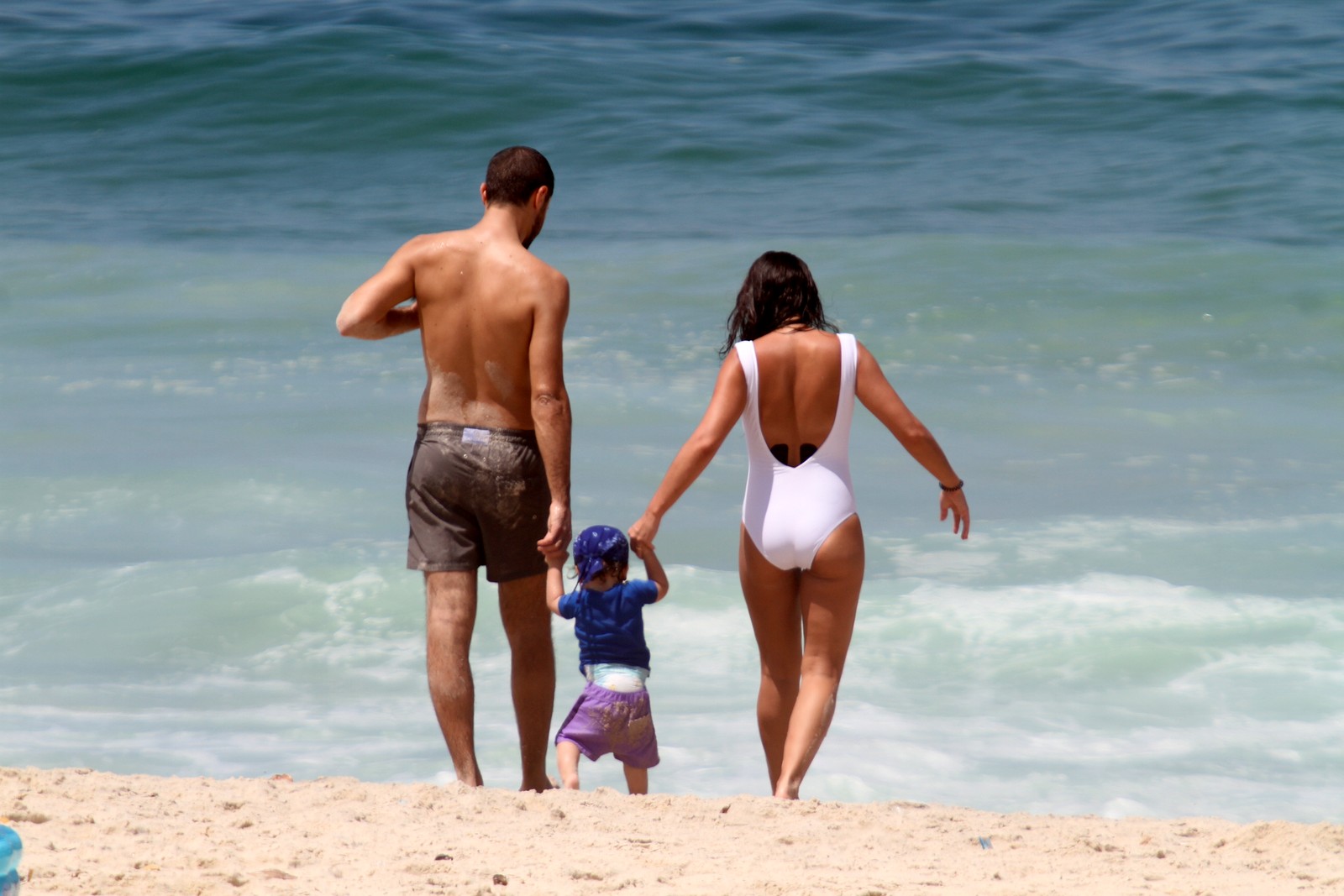 Ricardo Pereira se diverte na praia com o filho