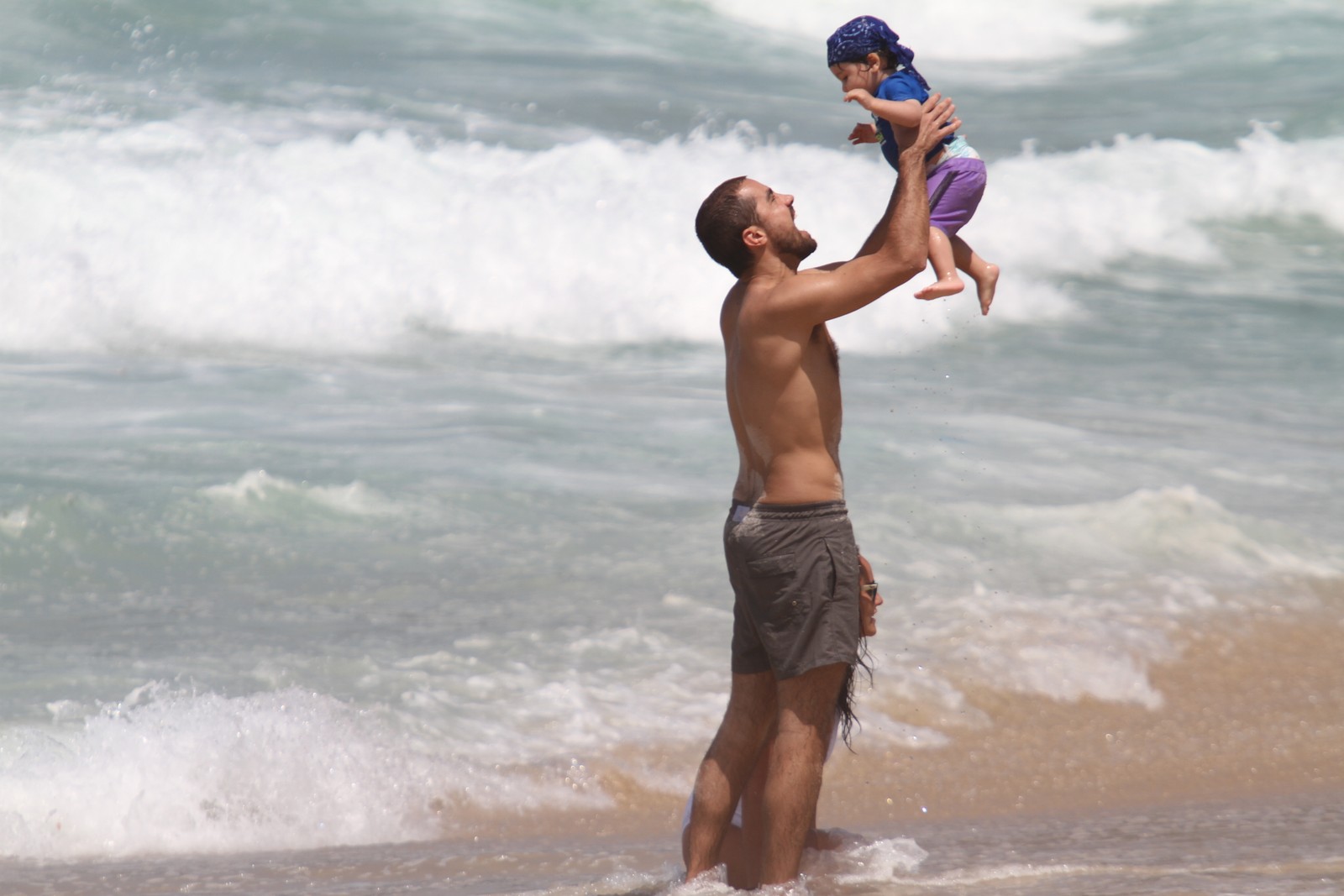 Ricardo Pereira se diverte na praia com o filho