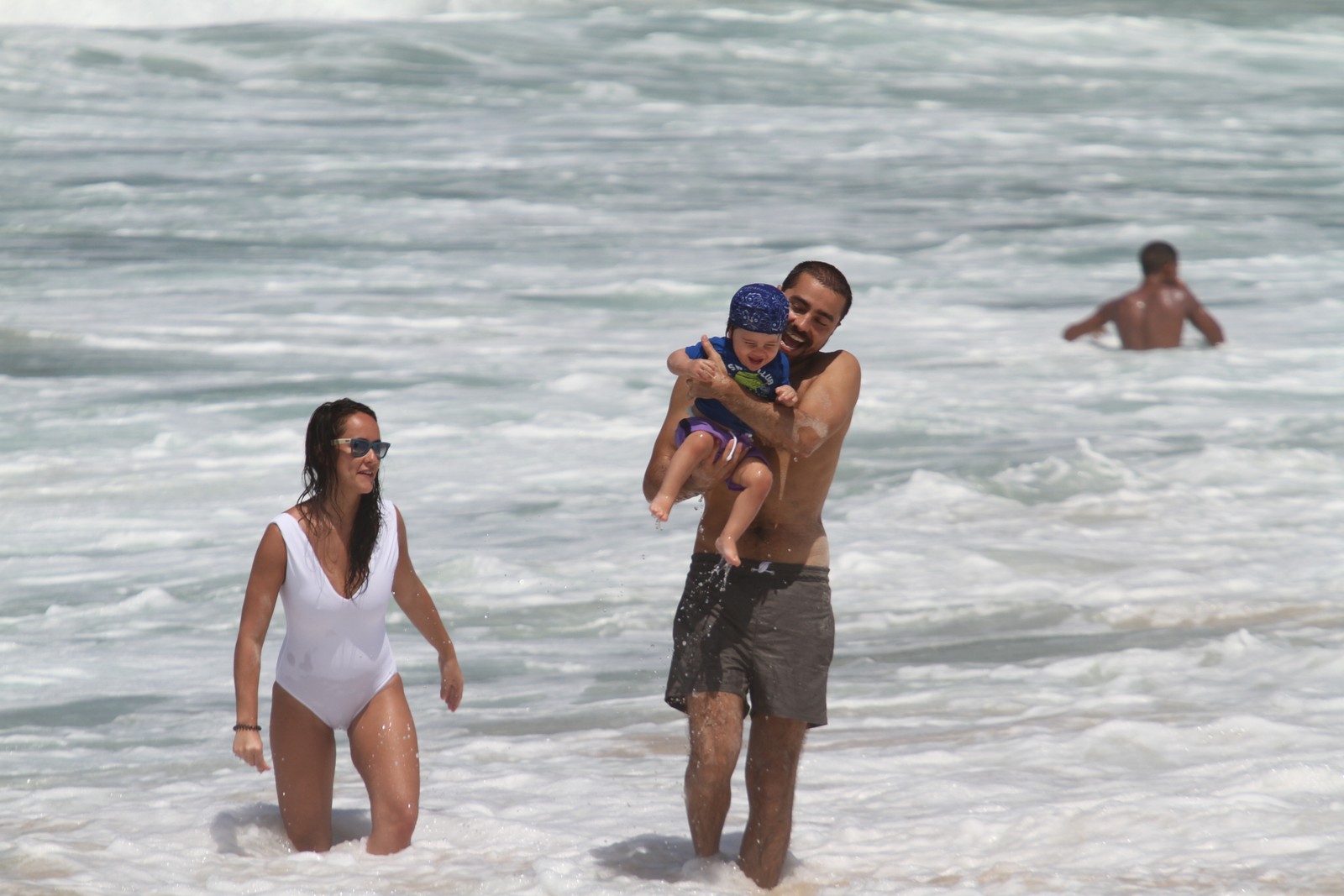 Ricardo Pereira se diverte na praia com o filho