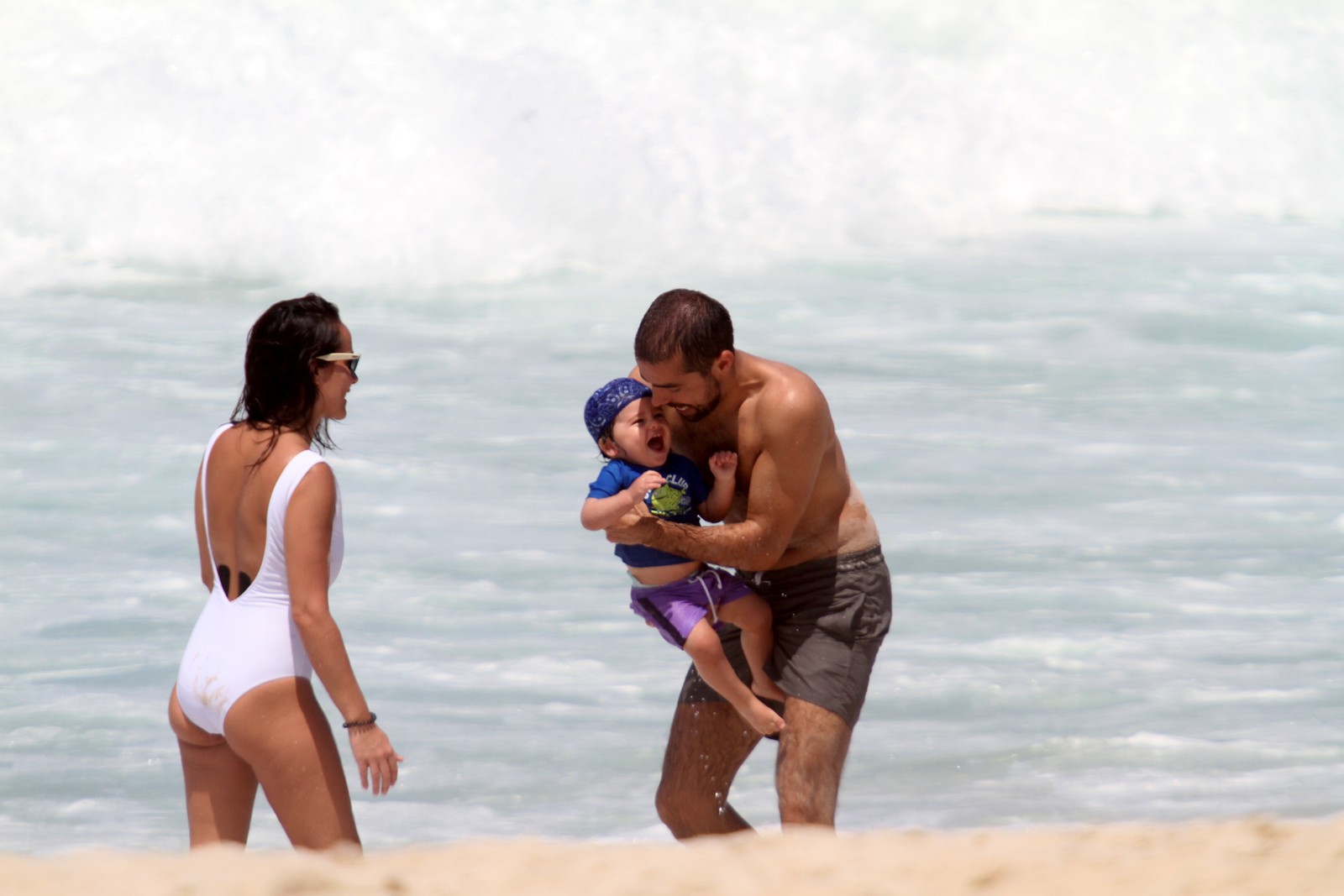 Ricardo Pereira se diverte na praia com o filho