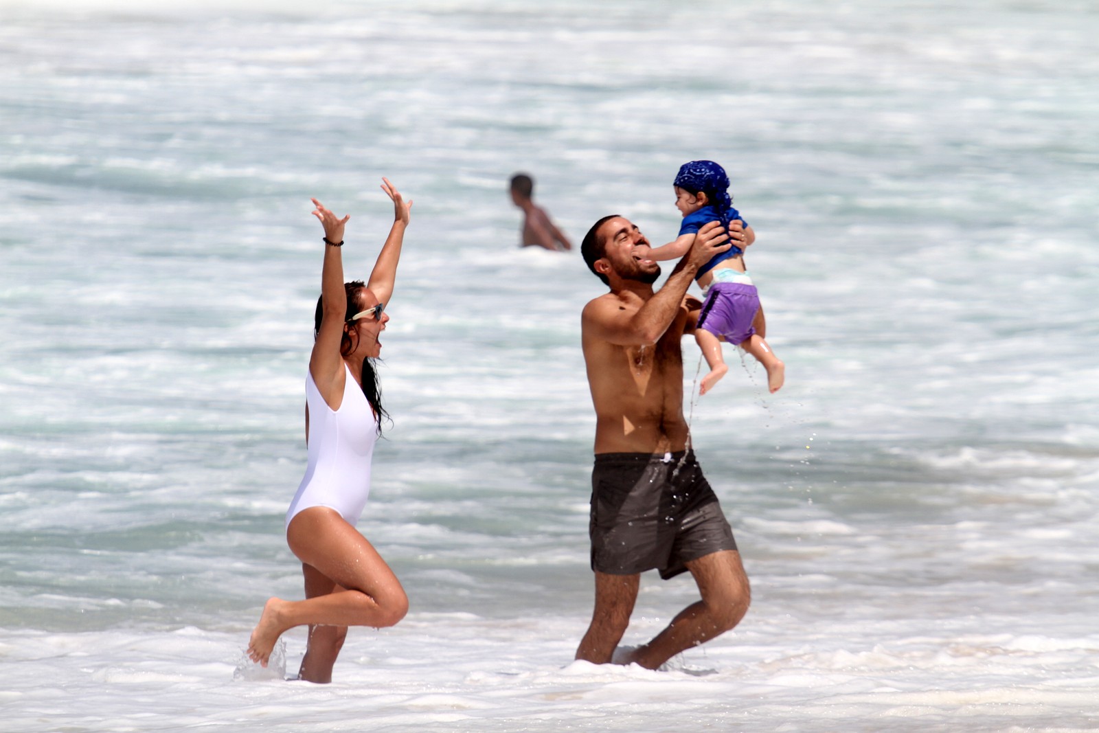 Ricardo Pereira se diverte na praia com o filho