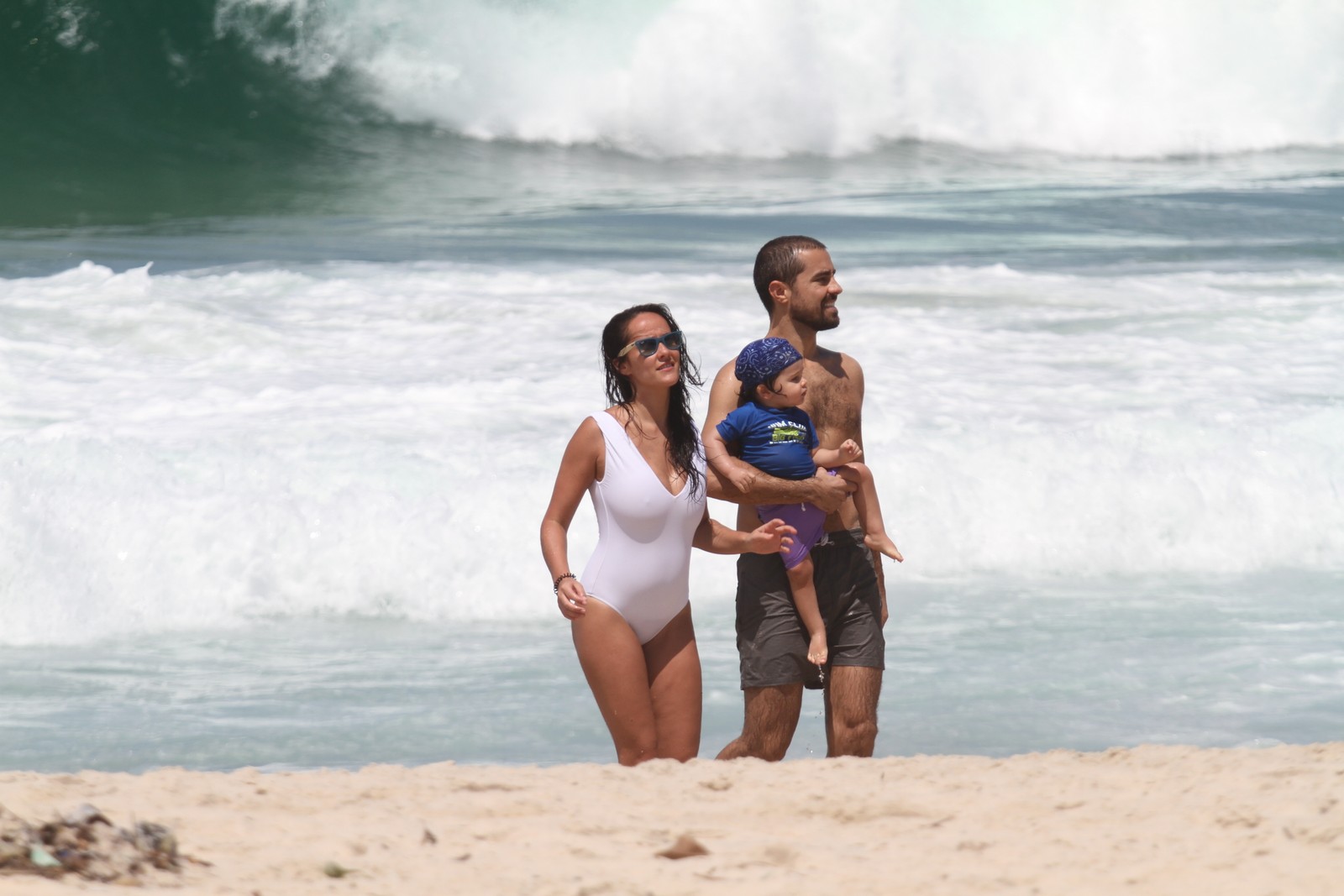 Ricardo Pereira se diverte na praia com o filho