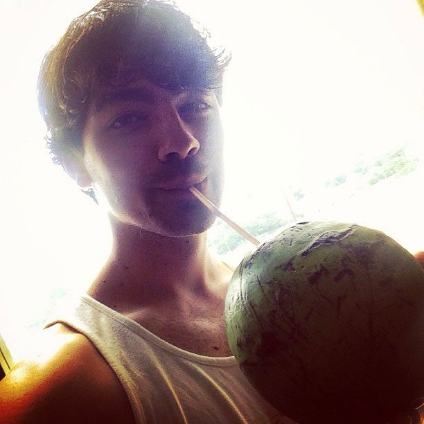 Joe Jonas toma água de coco e declara: “Brasil, eu te amo!”