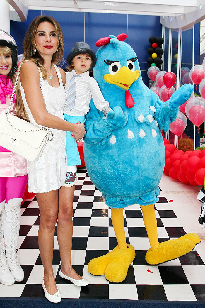 Luciana Gimenez e o filho, Lorenzo Gabriel e A Galinha Pintadinha