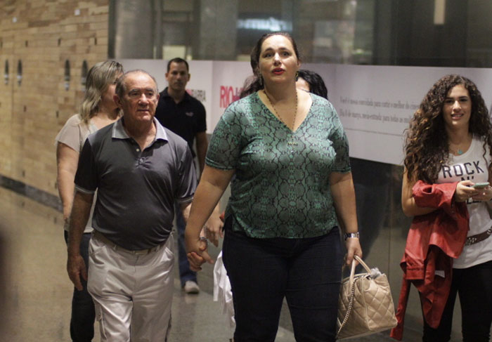 Renato Aragão passeia em shopping com a família