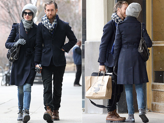 Anne Hathaway e Adam Schulman passeiam juntos por Nova York