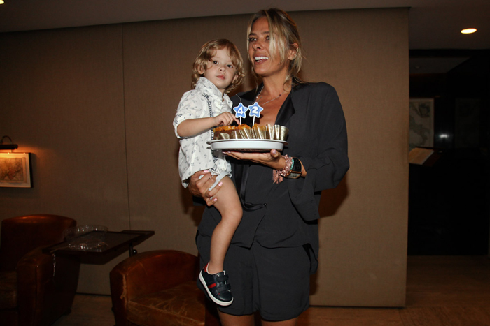 Adriane Galisteu comemora aniversário do marido com jantar