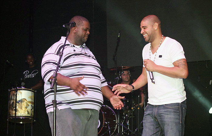 Jogador Adriano sobe ao palco durante show de Péricles no Rio