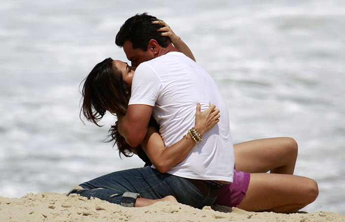 Nanda Costa e Rodrigo Lombardi em clima de romance na praia