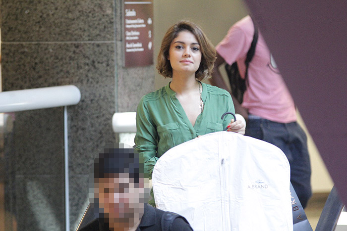 Sophie Charlotte faz compras em shopping carioca