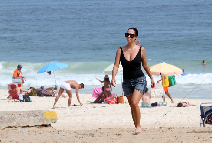 Grávida, Guilhermina Guinle usa maiô na praia de Ipanema