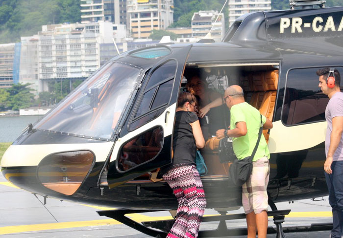 Angélica leva presentes a Maria Padilha, de helicóptero
