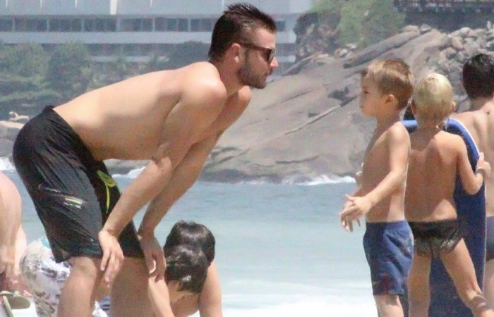 Rodrigo Hilbert dá beijinho no filho em momento coruja na praia