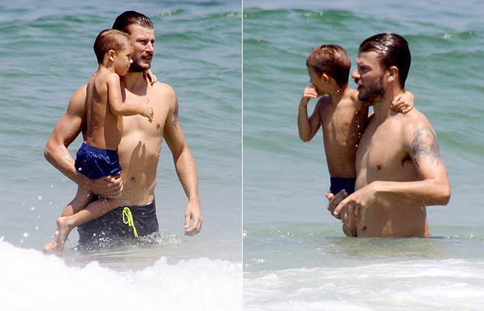 Rodrigo Hilbert dá beijinho no filho em momento coruja na praia