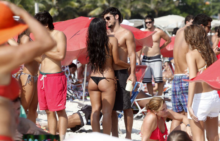 Bruno Gissoni curte praia com namorada