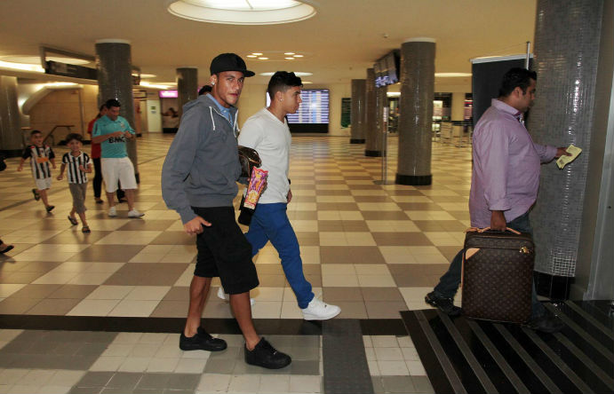 Neymar é tietado por fãs em aeroporto de São Paulo