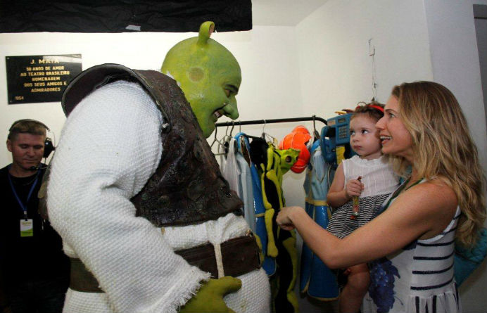 Letícia Spiller leva filha para conhecer Shrek e sua turma