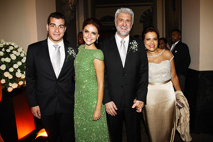 Thiago Martins e Paloma Bernardi com seus pais do noivo, Nestor e Dil