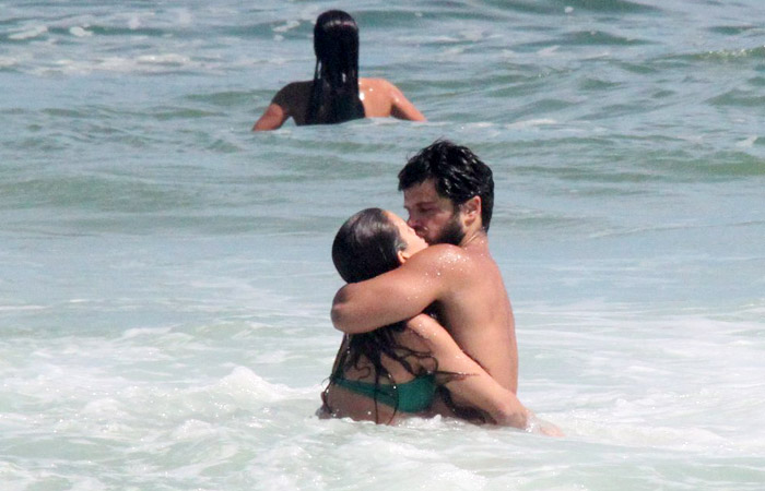 Em clima de romance, Duda Nagle beija a namorada no mar