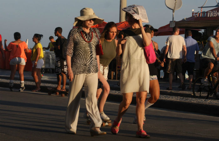 Fernanda Montenegro e a filha Fernanda Torres passeiam por Ipanema