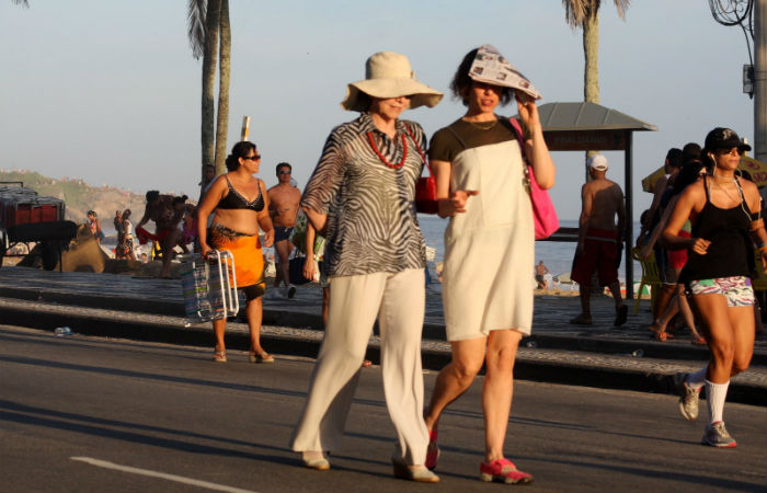 Fernanda Montenegro e a filha Fernanda Torres passeiam por Ipanema