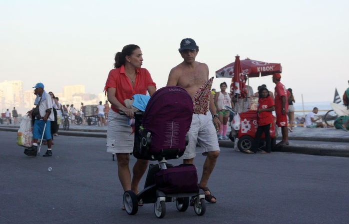 Totia Meirelles passeia com neto e marido pela orla do Leblon