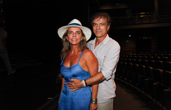 Malu Mader e o marido Tony Belloto prestigiam musical em SP
