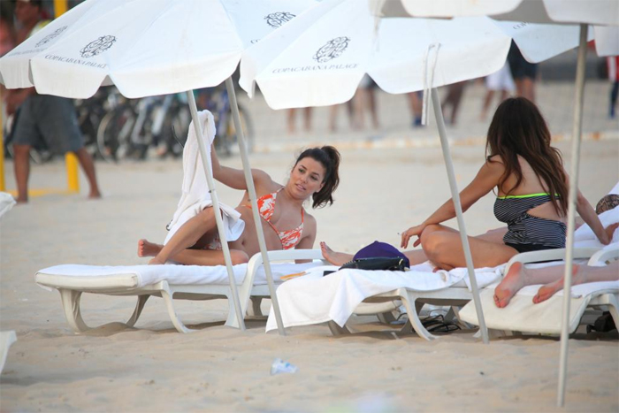 Eva Longoria pega sol na praia de Copacabana 